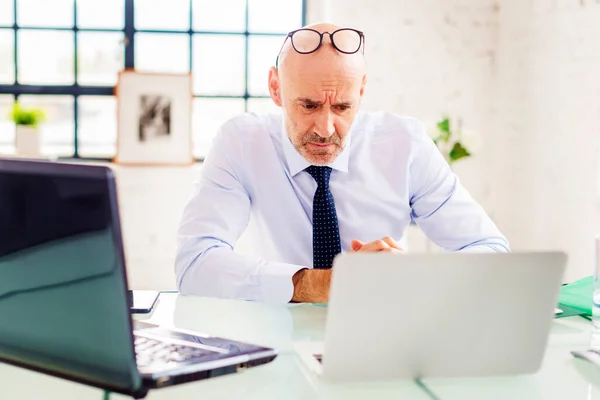 Portrait Shot Unhappy Senior Businessman Sitting Desk Using Laptop While — Stock Photo, Image