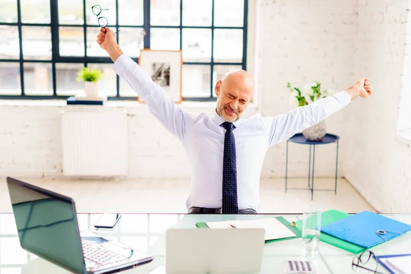 Portrait Shot Frustrated Businessman Raising Hands Sitting Office Desk His — Stock Photo, Image
