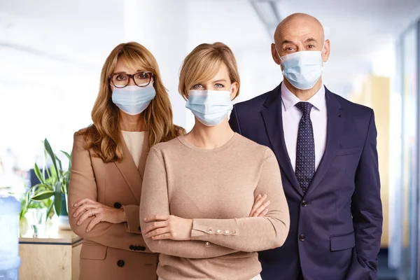 Gruppe Von Geschäftsleuten Mit Gesichtsmasken Während Sie Nebeneinander Büro Stehen — Stockfoto