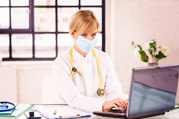 Porträtt Bild Kvinnlig Läkare Bär Ansiktsmask Medan Arbetar Laptop Läkare — Stockfoto