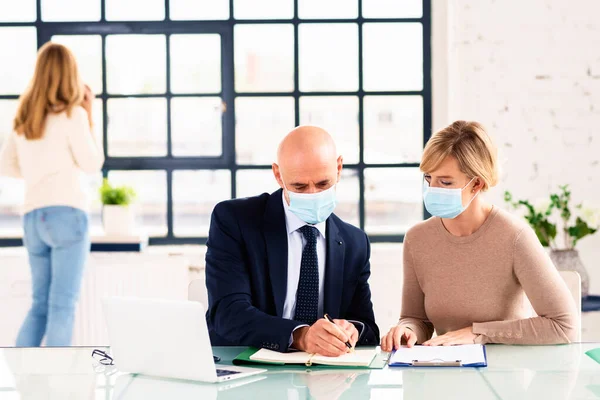 Gruppe Von Geschäftsleuten Die Gesichtsmasken Tragen Während Sie Gemeinsam Büro — Stockfoto