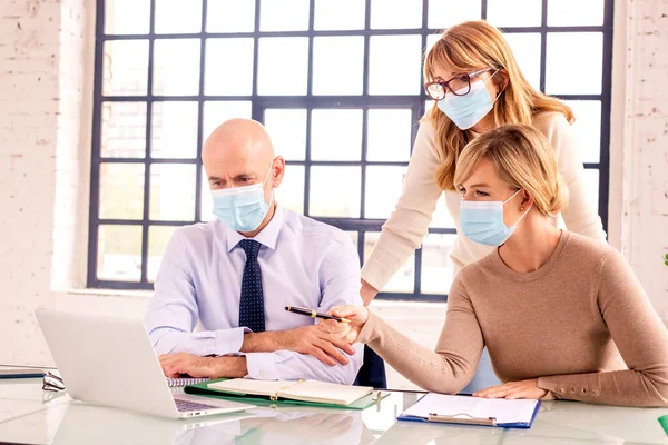 Gruppe Von Geschäftsleuten Die Gesichtsmasken Tragen Während Sie Gemeinsam Büro — Stockfoto