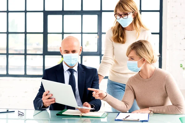 Gruppe Von Geschäftsleuten Die Gesichtsmasken Tragen Während Sie Gemeinsam Büro — Stockfoto