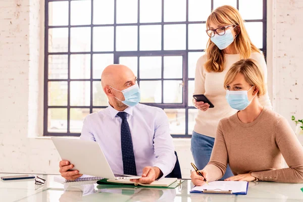 사무실에서 일하는 사업가들이 마스크를 있습니다 사업상의 — 스톡 사진