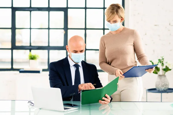 Gruppe Von Geschäftsleuten Die Gesichtsmasken Tragen Während Sie Gemeinsam Büro — Stockfoto