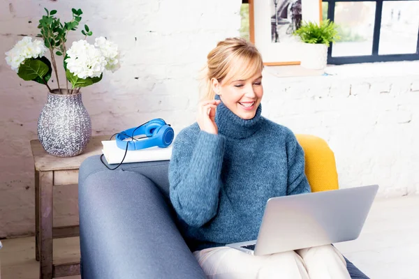 집에서 일하는 노트북을 사용하는 아름다운 여성이 토론과 온라인 회의를 있습니다 — 스톡 사진