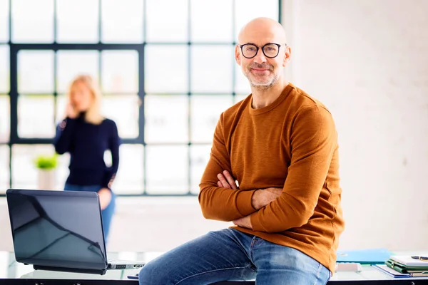 Portait Tiro Empresário Sênior Vestindo Roupas Casuais Enquanto Sentado Mesa — Fotografia de Stock