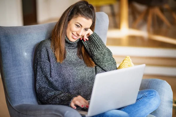 Fotografía Una Mujer Sonriente Usando Portátil Trabajando Desde Casa Mientras — Foto de Stock