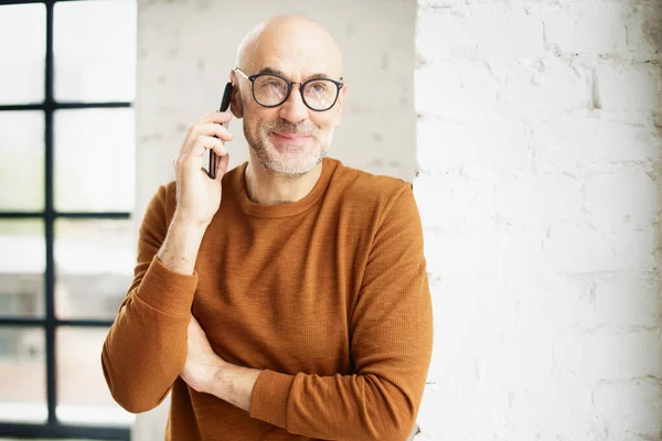 Retrato Tiro Homem Casual Falando Com Alguém Seu Telefone Celular — Fotografia de Stock