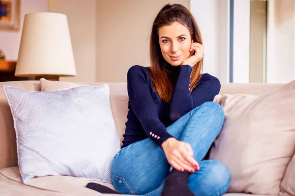 Shot Attractie Smile Woman Wearing Turtleneck Sweater Jeans While Relaxing — Stok Foto