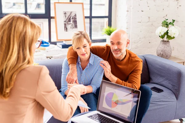 Pareja Feliz Comunicándose Con Asesora Financiera Empresaria Mientras Está Sentada — Foto de Stock