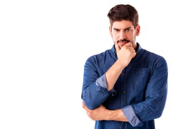 Düşünen bir adamın izole edilmiş beyaz arka planda durduğu yakın çekim. Boşluğu kopyala.