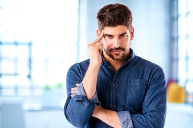 Düşünen bir adamın evde dikilirken kakaolu kıyafetler giymesi. Boşluğu kopyala.