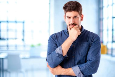 Düşünen bir adamın evde dikilirken kakaolu kıyafetler giymesi. Boşluğu kopyala.