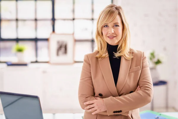 Potrait Shot Beautiful Blond Haired Business Woman Wearing Turtleneck Sweater — Stok Foto