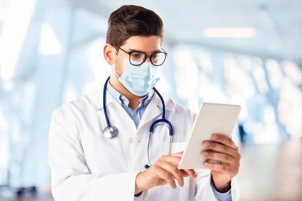 Porträtt Bild Manlig Läkare Bär Ansiktsmask Och Använda Digital Tablett — Stockfoto
