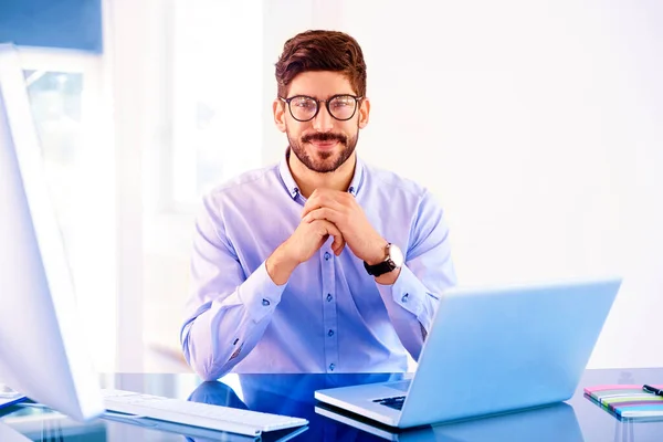 Retrato Pensar Jovem Empresário Com Mãos Queixo Sentado Mesa Escritório — Fotografia de Stock