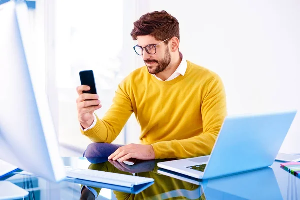 Retrato Foto Jovem Empresário Casual Usando Seu Telefone Celular Mensagens — Fotografia de Stock