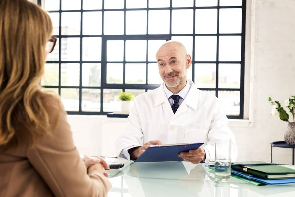 Ofis Masasında Otururken Orta Yaşlı Erkek Doktorun Hastasıyla Konuşması — Stok fotoğraf