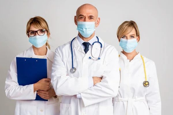 여성과 의사들이 배경에서 사진입니다 마스크를 의사들 — 스톡 사진