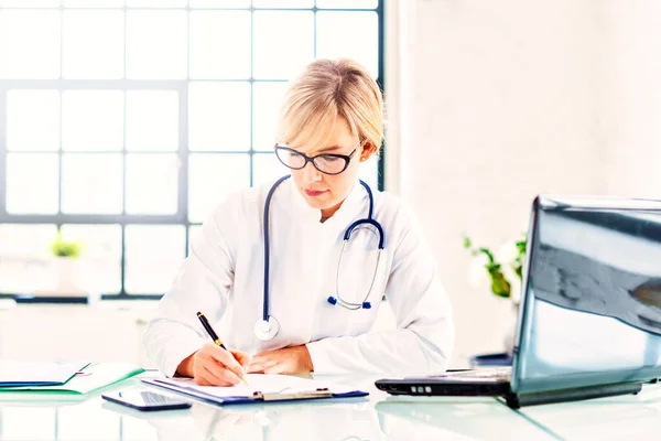 Retrato Una Doctora Sentada Escritorio Escribiendo Algo — Foto de Stock