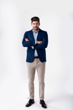 Mutlu iş adamlarının izole edilmiş beyaz arka planda dikilirken günlük iş kıyafetleri giyerken tam boy Stuido çekimi..