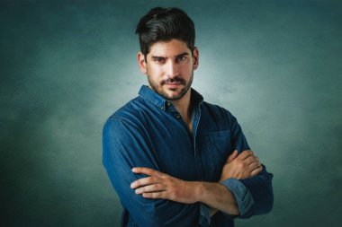 Arka planda dikilirken gömlek giyen ciddi yüzlü iş adamının portresi. Boşluğu kopyala. 