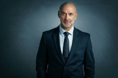 Ciddi yüzlü iş adamının portresi izole bir arka planda duruyor. Boşluğu kopyala.