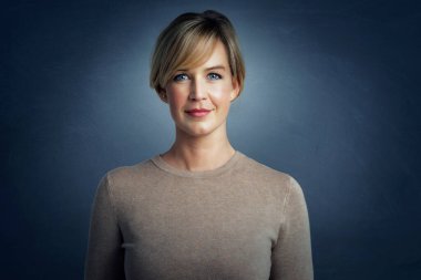 Güzel sarı saçlı kadının portresi. Kameraya bakıyor ve gülümsüyor. Ayrı bir arkaplanda fotokopi çektirirken.. 