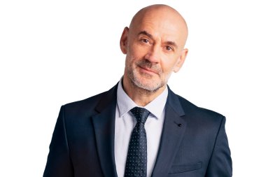 İzole edilmiş beyaz bakkalda dikilirken takım elbise giyip kravat takan kendine güvenen işadamının yakın plan portresi. Boşluğu kopyala. 