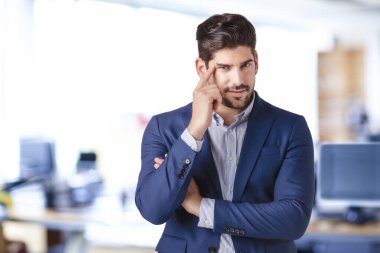 Düşünen adamın ofiste dikilirken yakın çekim çekimi. Boşluğu kopyala.