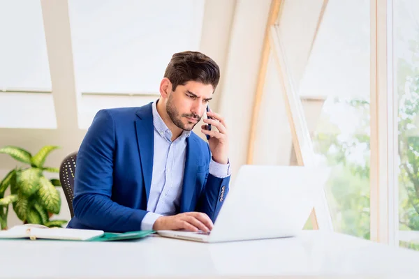 Disparo Cara Seria Hombre Negocios Utilizando Teléfono Móvil Hablar Con —  Fotos de Stock