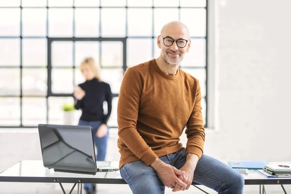 Portait Skott Leende Senior Affärsman Tittar Kameran Och Bär Casual — Stockfoto