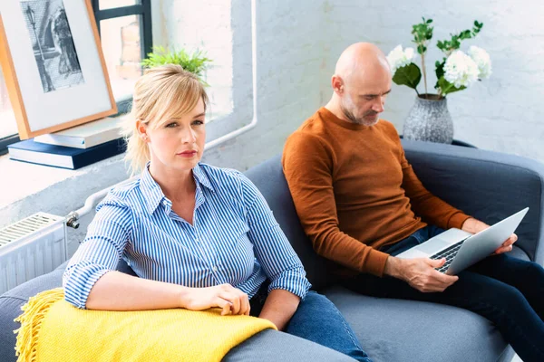 Schot Van Een Stel Van Middelbare Leeftijd Dat Elkaar Negeerde — Stockfoto