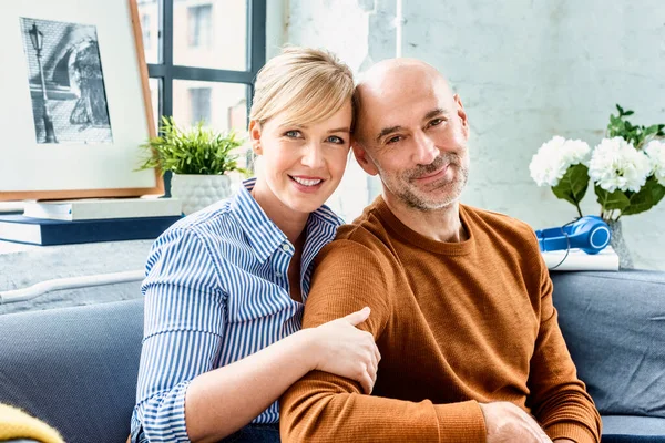 Tiro Feliz Pareja Sentada Sofá Casa Unión Entre Mientras Relaja —  Fotos de Stock