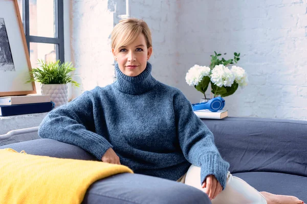 Portraitaufnahme Der Schönen Blondhaarigen Frau Rollkragenpullover Während Sie Sich Hause — Stockfoto