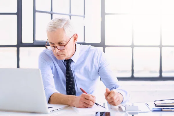 Shot Van Ernstige Gezicht Senior Zakenman Doet Wat Papierwerk Tijdens — Stockfoto