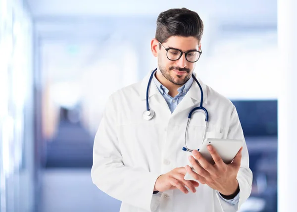 Tiro Médico Masculino Usando Tablet Digital Enquanto Estava Corredor Dos — Fotografia de Stock