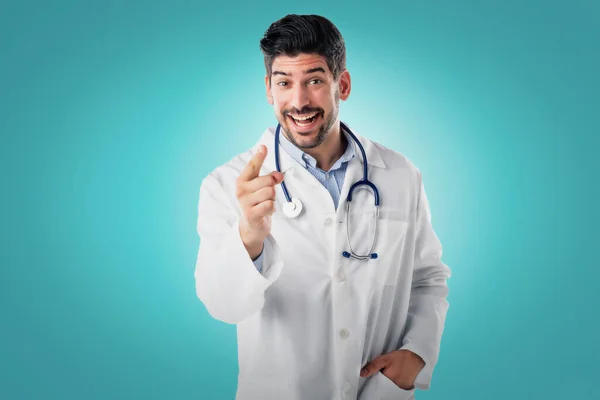 Strzał Szczęśliwego Lekarza Wskazującego Palcem Ciebie Stojąc Foyer Kliniki — Zdjęcie stockowe