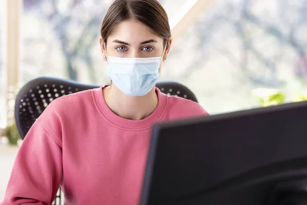 Aufnahme Einer Schönen Frau Mit Gesichtsmaske Während Sie Hinter Ihrem — Stockfoto