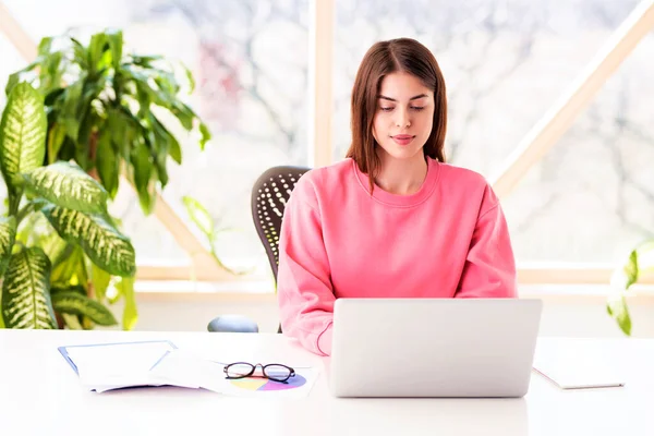 Tiro Mujer Negocios Sonriente Sentada Escritorio Trabajando Portátil Oficina Casa —  Fotos de Stock