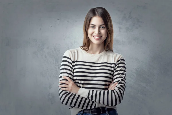 Estúdio Close Retrato Mulher Feliz Com Braços Cruzados Fundo Cinza — Fotografia de Stock