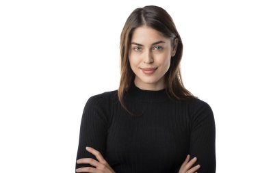 Güzel kahverengi saçlı bir kadının izole edilmiş arka planda duran stüdyo portresi..