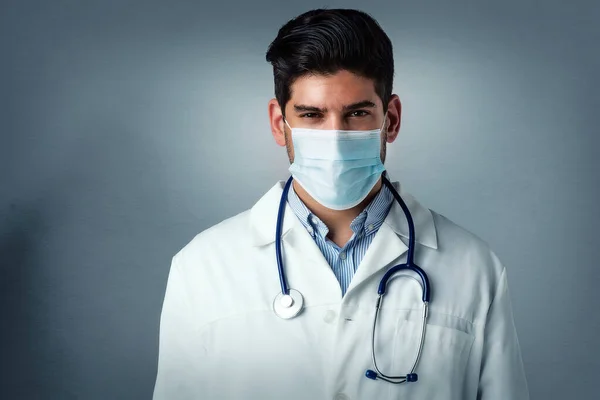 Retrato Médico Masculino Usando Máscara Facial Para Prevenção Enquanto Contra — Fotografia de Stock