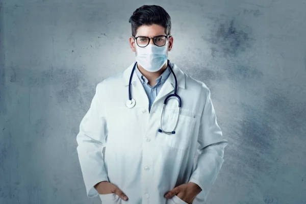 Retrato Médico Masculino Usando Máscara Facial Para Prevenção Enquanto Contra — Fotografia de Stock