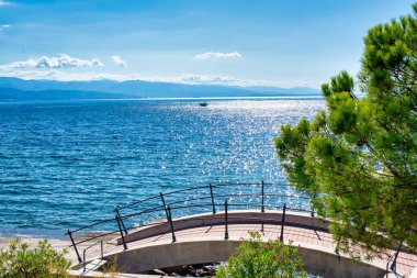 Güneşli bir yaz gününde Adriyatik Opatija Denizi ile manzara.