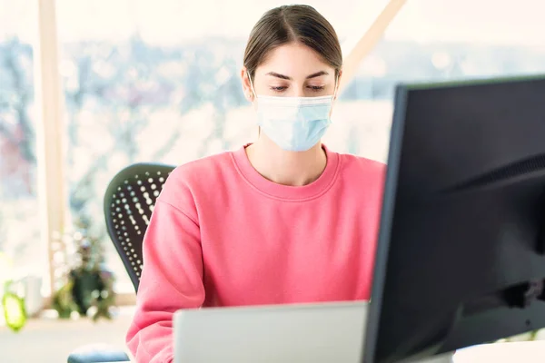 Skjuten Vacker Kvinna Bär Ansiktsmask Medan Hon Sitter Bakom Sin — Stockfoto