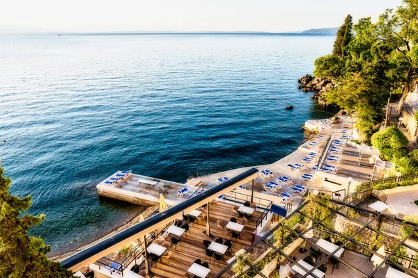 Beach Landscape Adriatic Sea Opatija Parasols Sunbeds — Stock Photo, Image