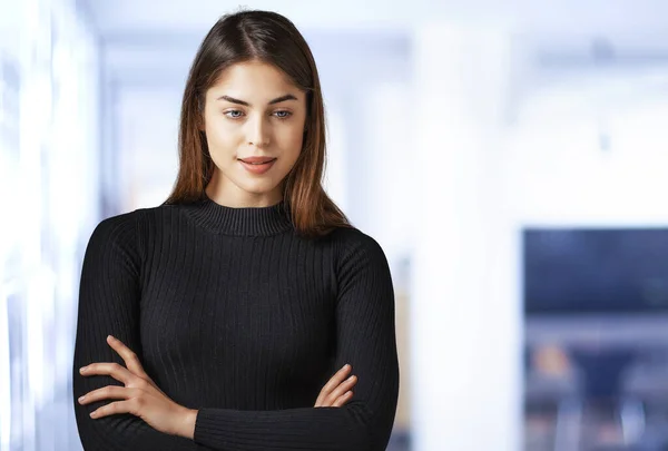 Retrato Mulher Negócios Pensando Com Braços Cruzados Corredor Escritório — Fotografia de Stock