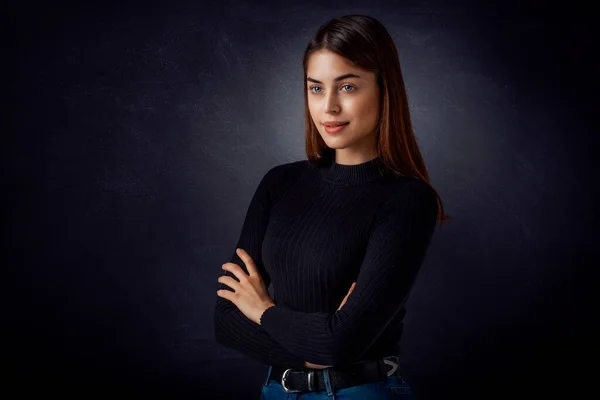 Retrato Estudio Una Hermosa Mujer Cabello Castaño Pie Sobre Fondo — Foto de Stock